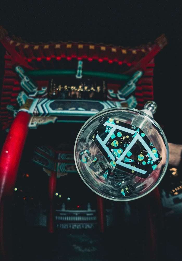 IC Glass Color-Changing UV Reactive Beaker (16")