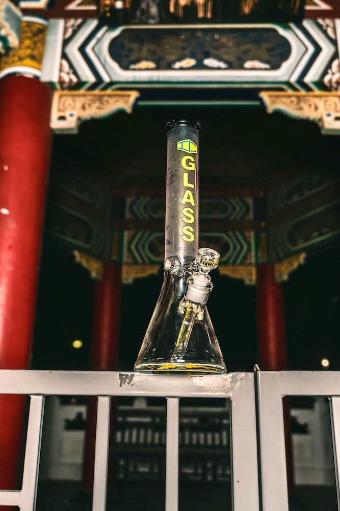 IC Glass Color-Changing UV Reactive Beaker (16")